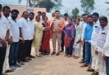 నూతన ఎస్ఐ సురేష్ యాదవ్ను మర్యాదపూర్వకంగా కలిసిన బీఆర్ఎస్ సర్పంచులు