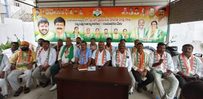 మీడియా సమావేశంలో మాట్లాడుతున్న కాంగ్రెస్ నేతలు.