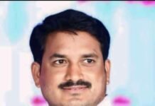 ‘కల్పిత నాయకుడు’ పుస్తకాన్ని నిలిపివేయాలి !